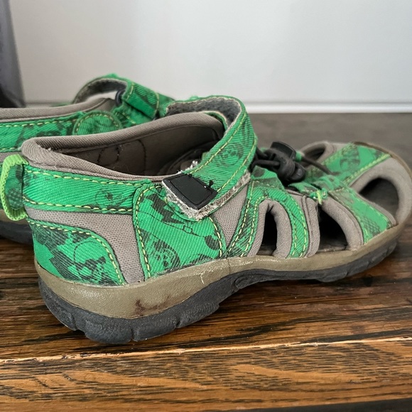 Old Navy Green Sandal, youth, fair condition, size 11 - Picture 5 of 9